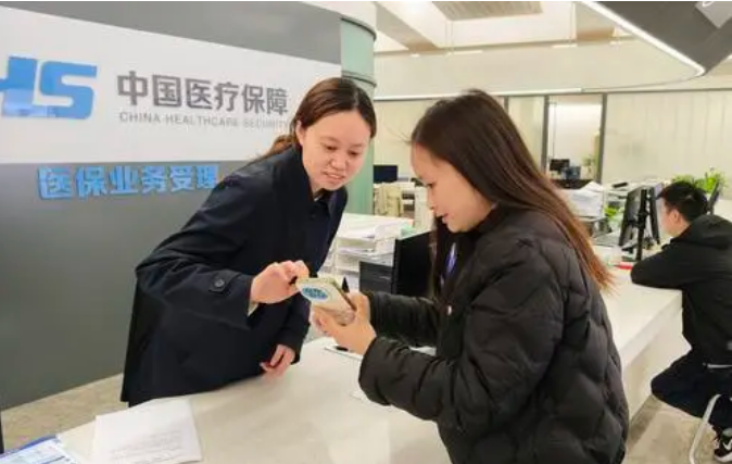指导市民办理长护险.png 指导市民办理长护险.png